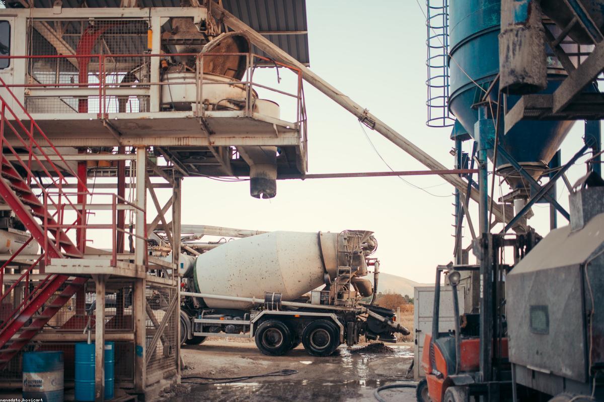 Camion de livraison de matériaux de construction sur un chantier