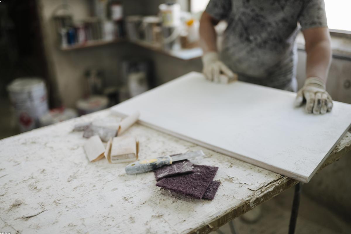 Palettes de briques et de carrelage stockées dans la cour d'un négoce de matériaux
